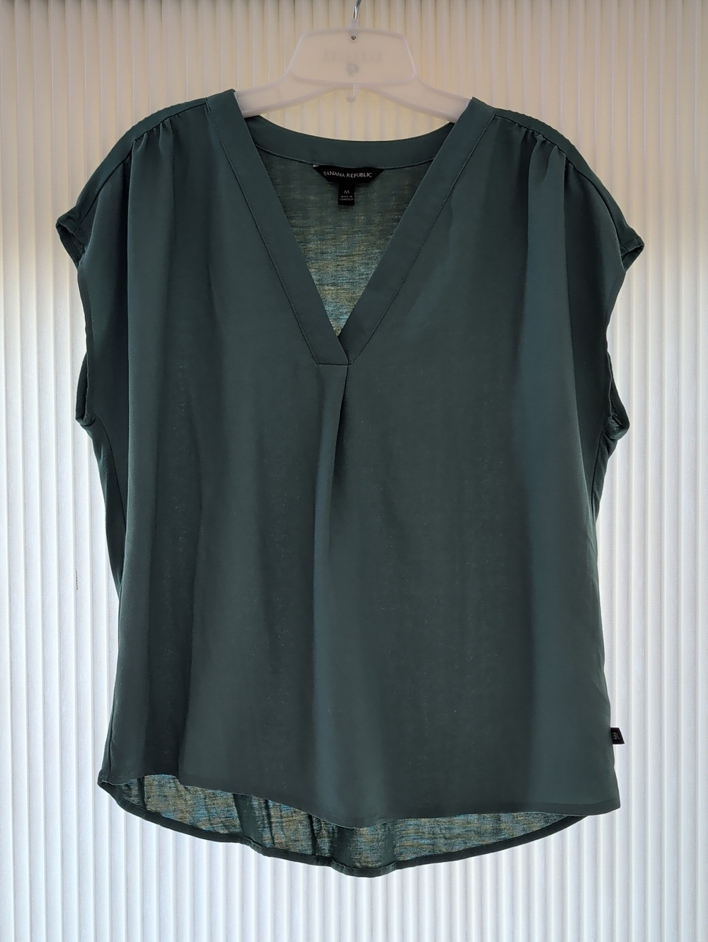 Banana Republic light green cap sleeve V-Neck Crepe Popover